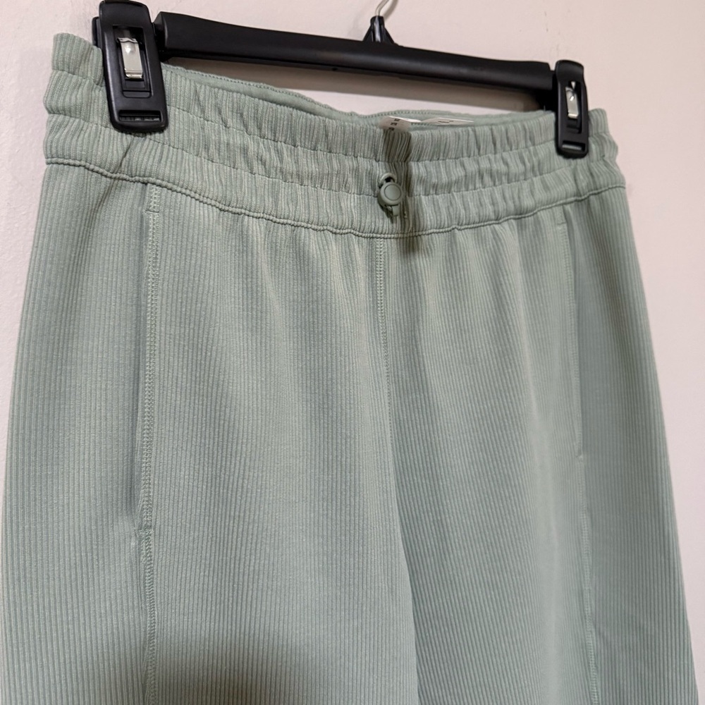 Lululemon Ribbed Softstreme Mid-Rise Wide-Leg Cropped Pant 25"
Palm Court Size 6 - Picture 8 of 12